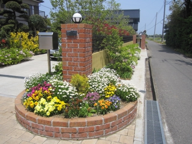 千葉市 S様邸 花いっぱいのレンガ花壇とレンガ門柱のプラン 庭ちばは千葉県の優良エクステリア工事プロのご紹介サイトです